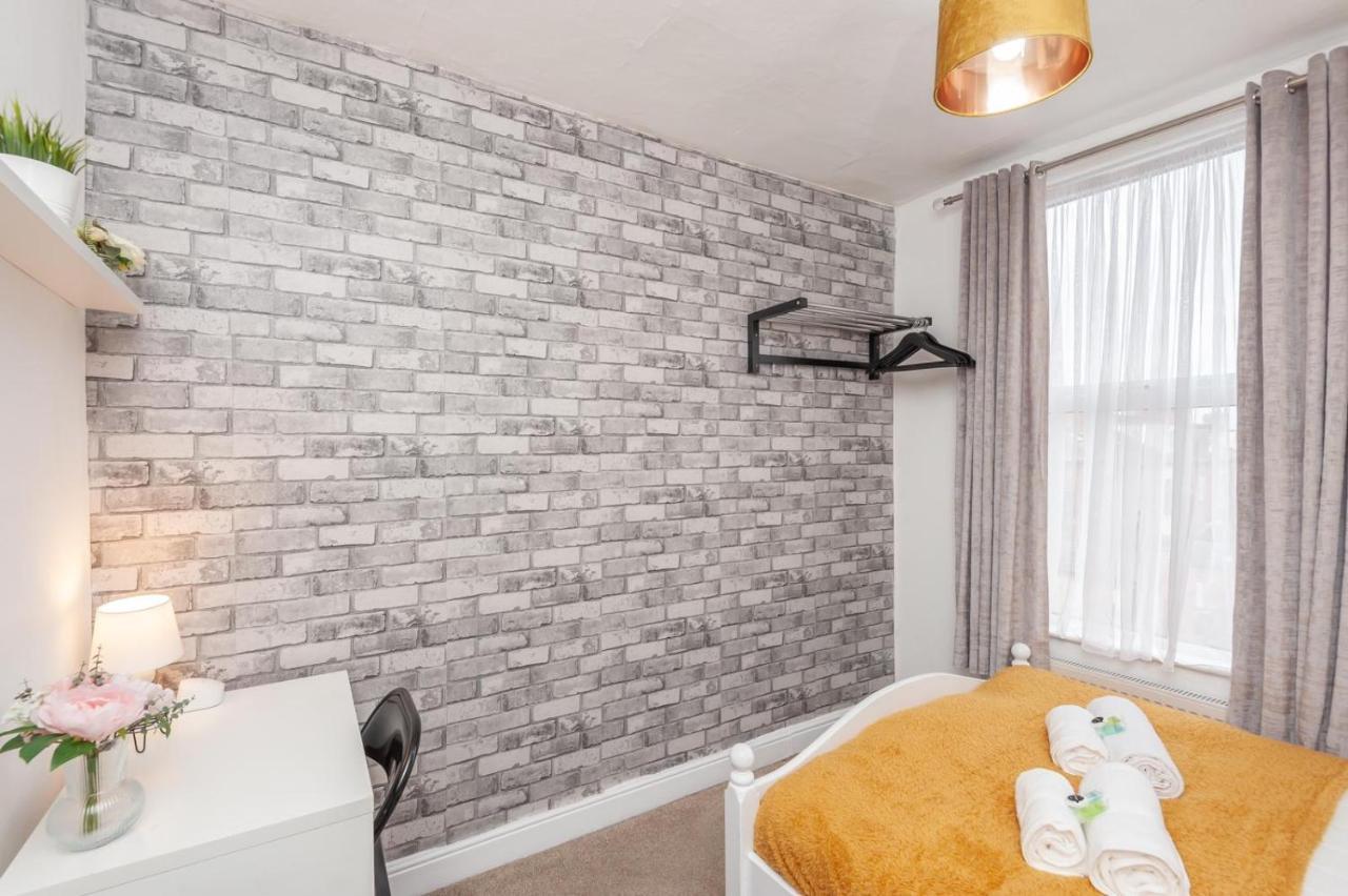 Leeds 4-Bed House - Sleeps 9 Free Parking & Wifi Villa Ngoại thất bức ảnh